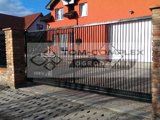 ogrodzenie murowane z bramą