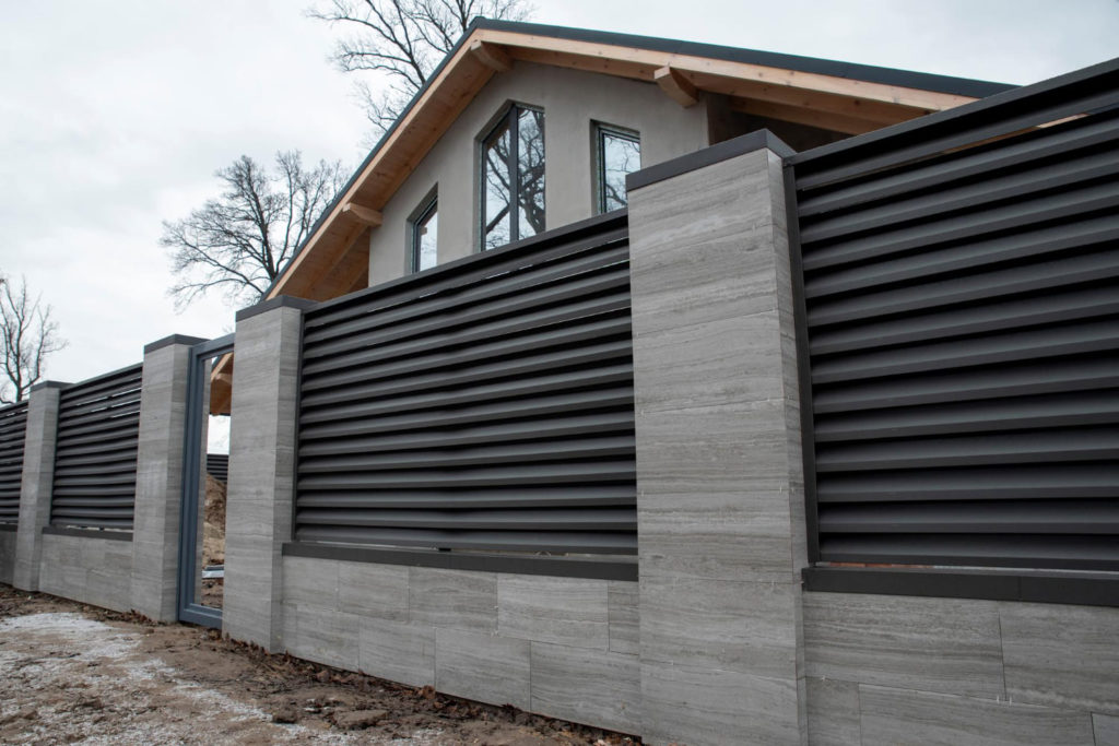 Płot z betonu architektonicznego